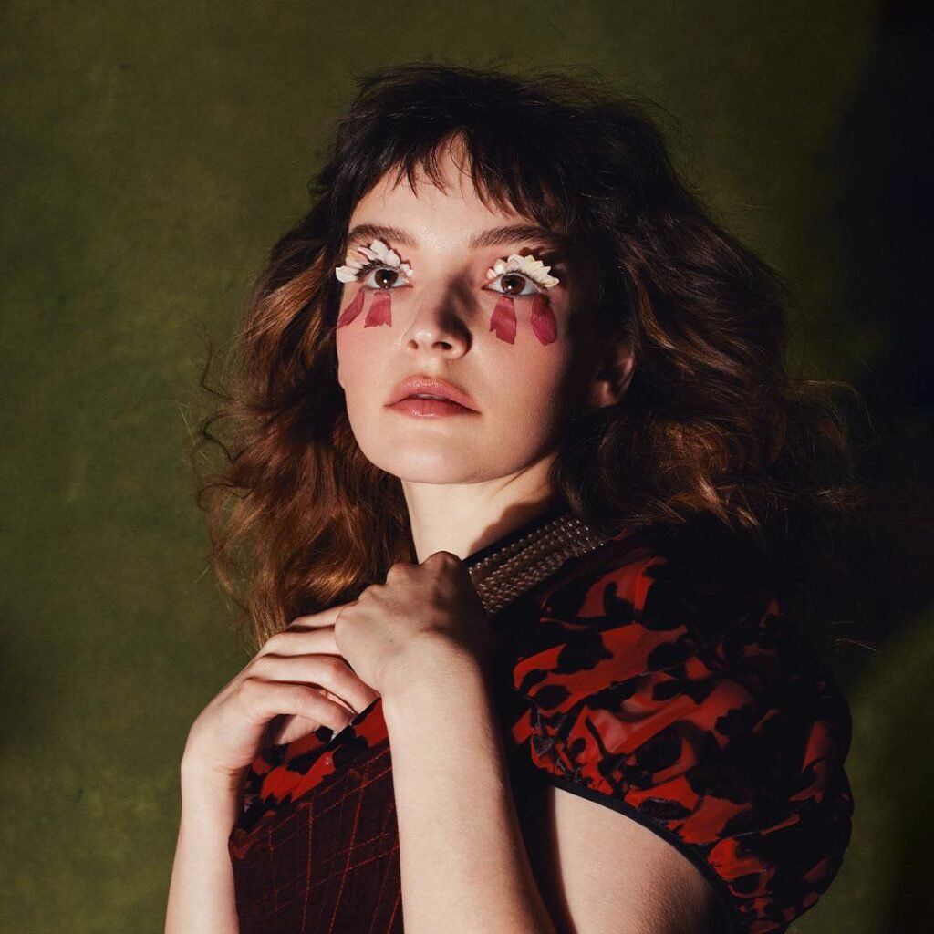 Imagem da cantora Lauren Mayberry