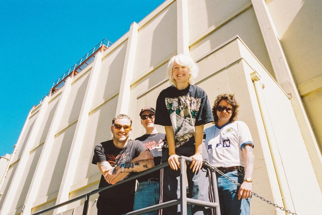 Imagem dos integrantes do Amyl and The Sniffers