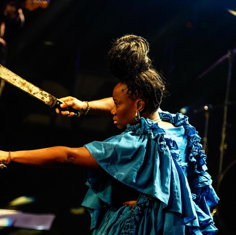 Imagem da cantora Nara Couto