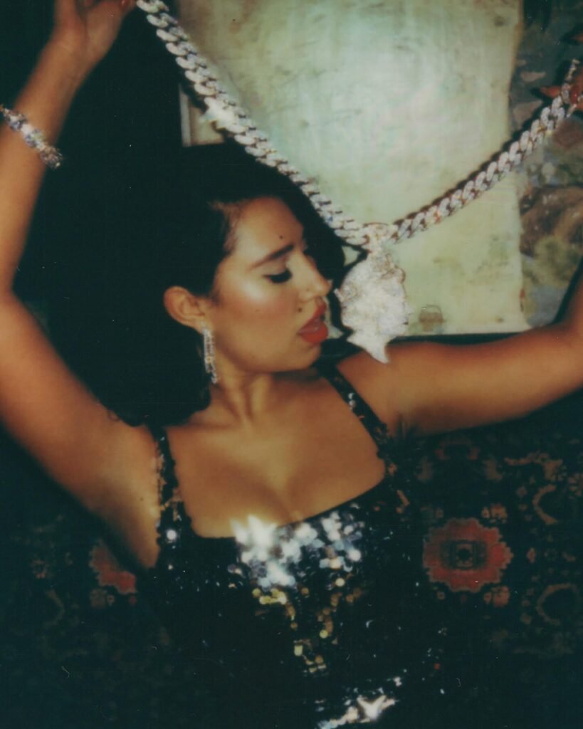 Imagem da cantora Raye