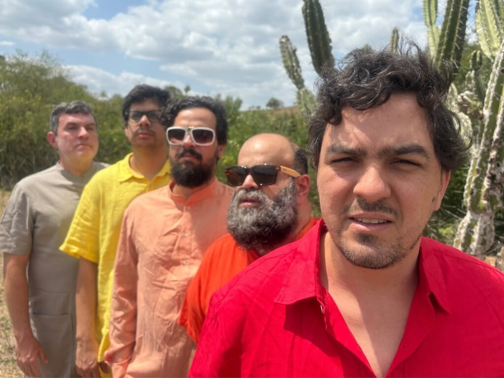 Imagem dos integrantes do Mombojó