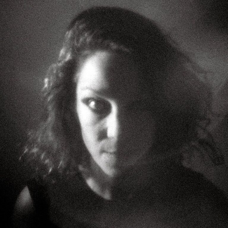 Imagem da cantora Karina Buhr