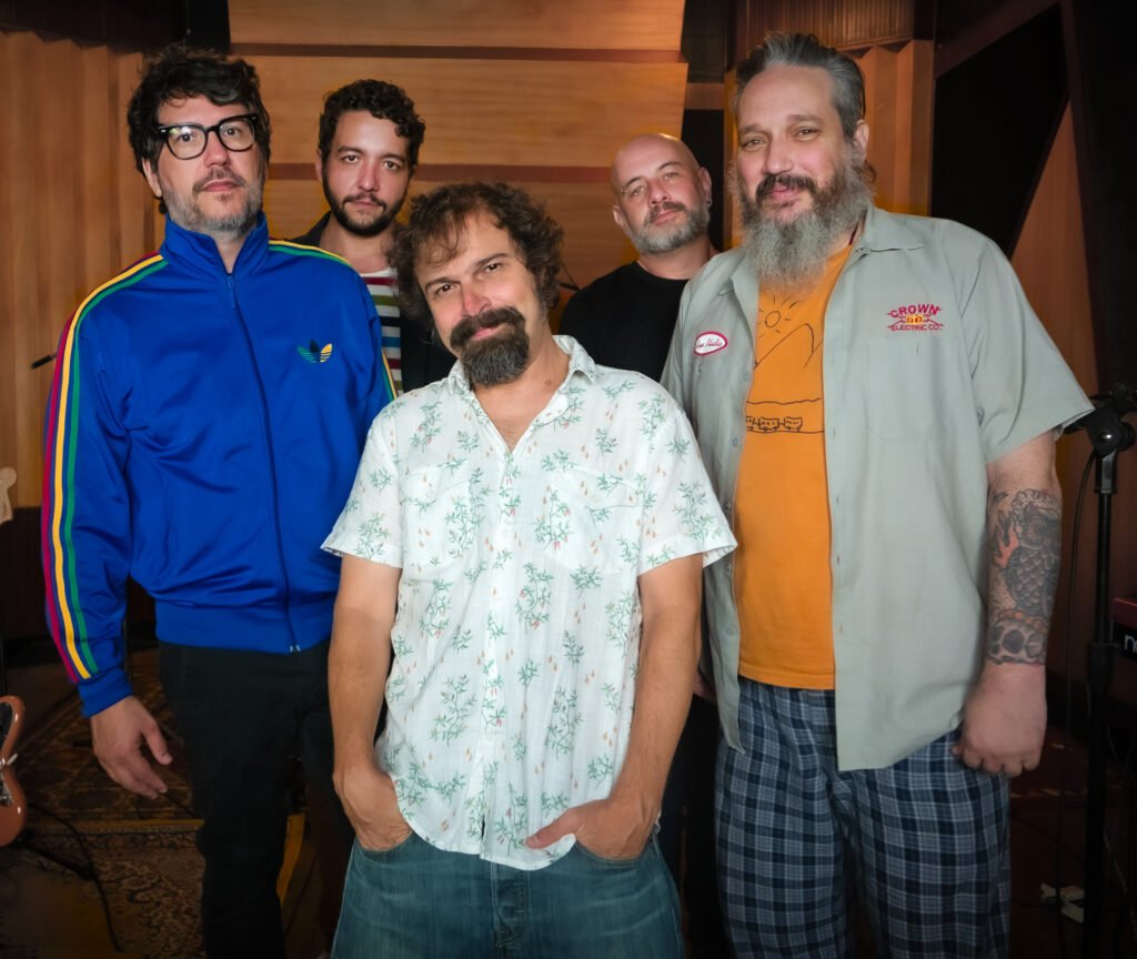 Imagem dos integrantes do Estranhos Românticos