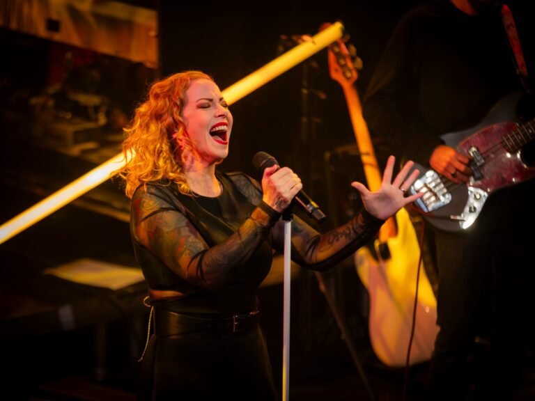 Imagem da cantora Annke van giersbergen